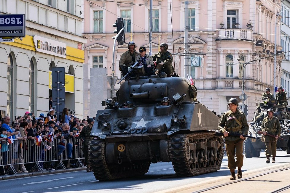 Plzní projel Convoy of Liberty., v čele jel na tanku Sherman veterán George Thompson. 