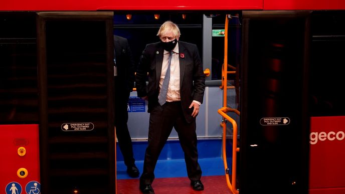 Britský premiér Boris Johnson přijíždí v elektrickém autobusu na místo konání konference COP26