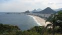 Rio nemá nejlepší pověst, co se týče bezpečnosti, a ani na Copacabaně není o kapesní zlodějíčky nouze. Patří ale k těm lepším čtvrtím, a protože je vizitkou města a jedním z jeho hlavních lákadel, policisté se tu snaží udržet klid pečlivěji než kde jinde. Další slavnou variantou v Riu je sousední pláž Ipanema.