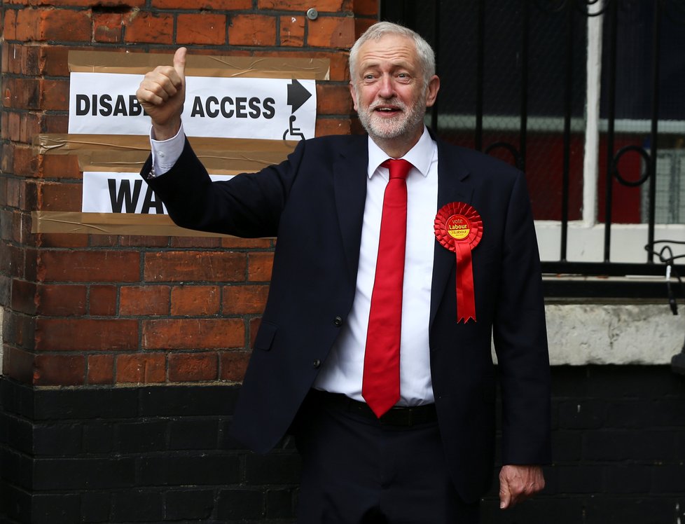 Jeremy Corbyn přichází do volební místnosti.