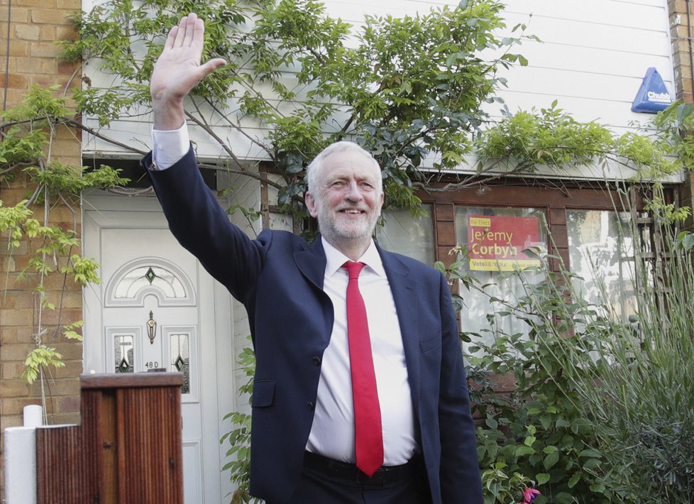 Lídr labouristů Jeremy Corbyn opouští svůj dům v severním Londýně.