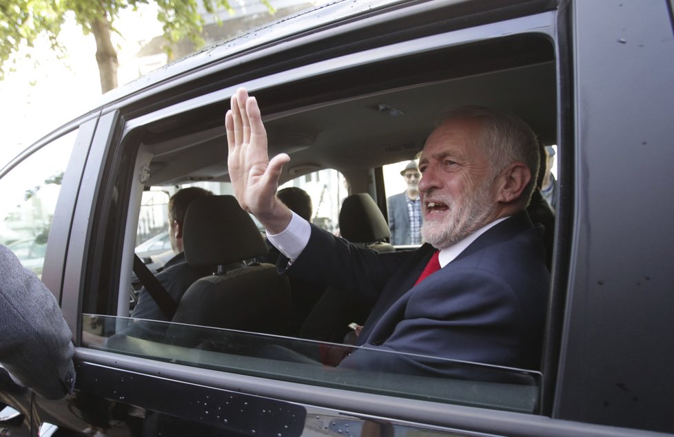 Lídr labouristů Jeremy Corbyn opouští svůj dům v severním Londýně.