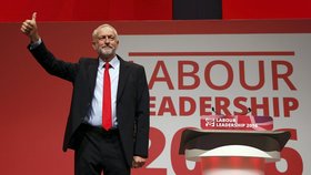 Šéf britských labouristů Corbyn zůstává, vyhrál stranické volby.