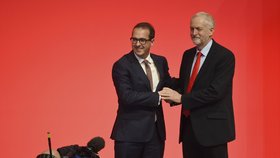 Šéf britských labouristů Corbyn zůstává, vyhrál stranické volby.