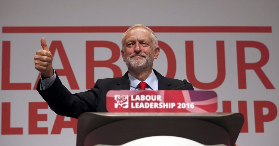 Šéf britských labouristů Corbyn zůstává, vyhrál stranické volby.