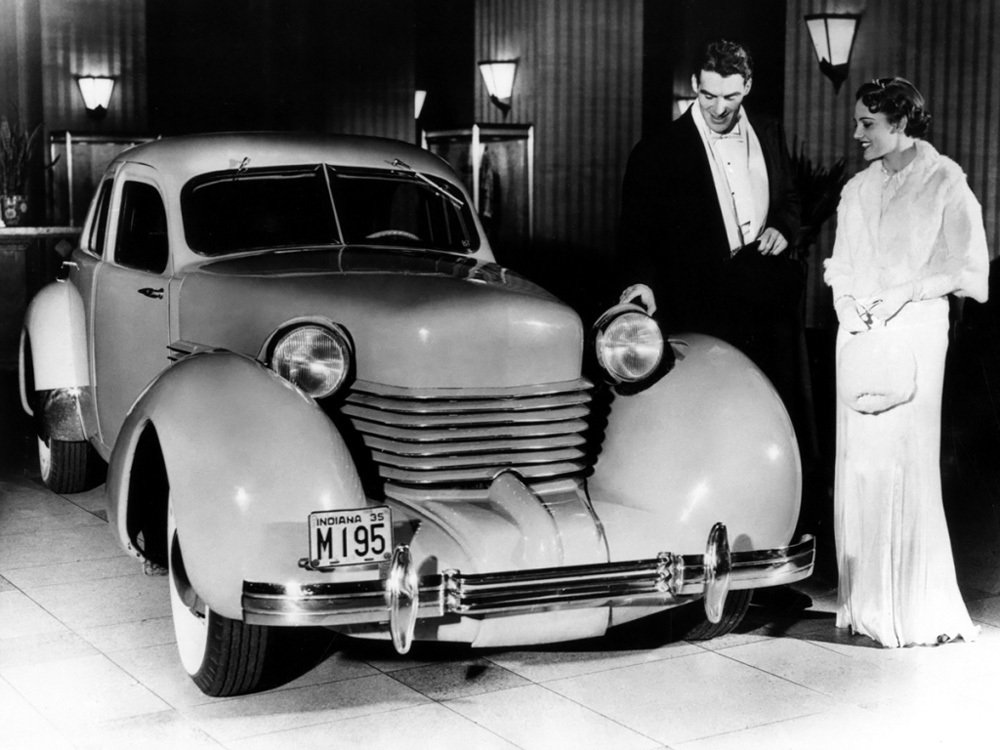 Cord 810 se stal v listopadu 1935 senzací autosalonu v New Yorku. To ještě neměl sklopné světlomety.