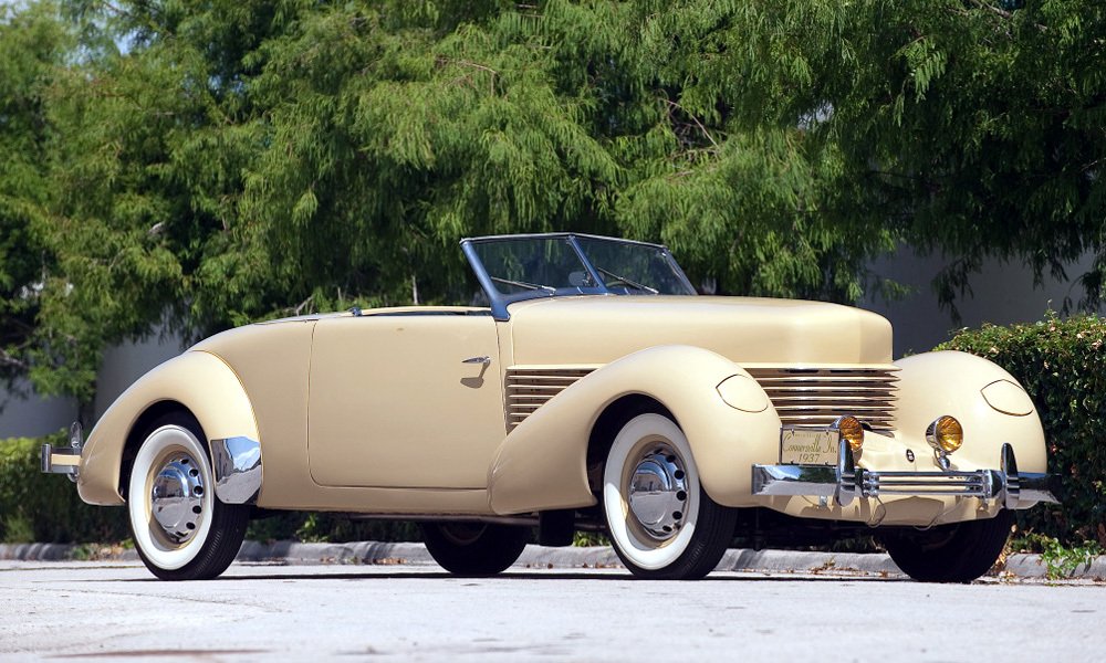 Elegantní dvoudveřový kabriolet (roadster) Cord 812 ročník 1937 s pomocnými světlomety nad nárazníkem.