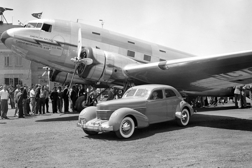 Cord 812 Beverly Sedan Bustleback (1937)