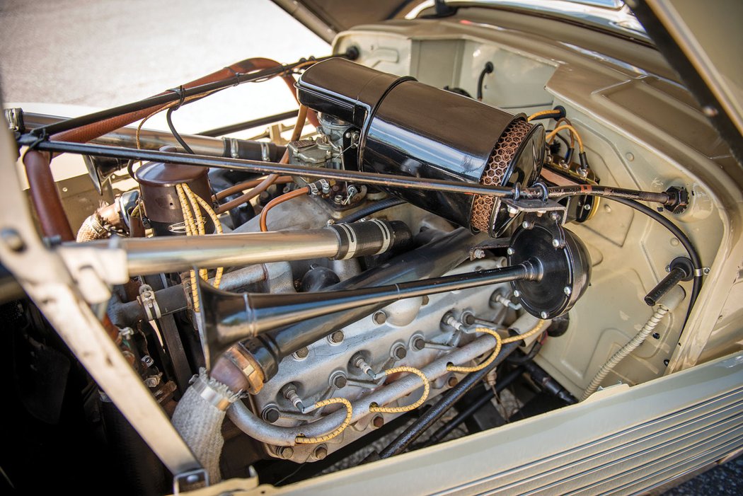 Cord 812 Beverly Sedan Bustleback (1937)