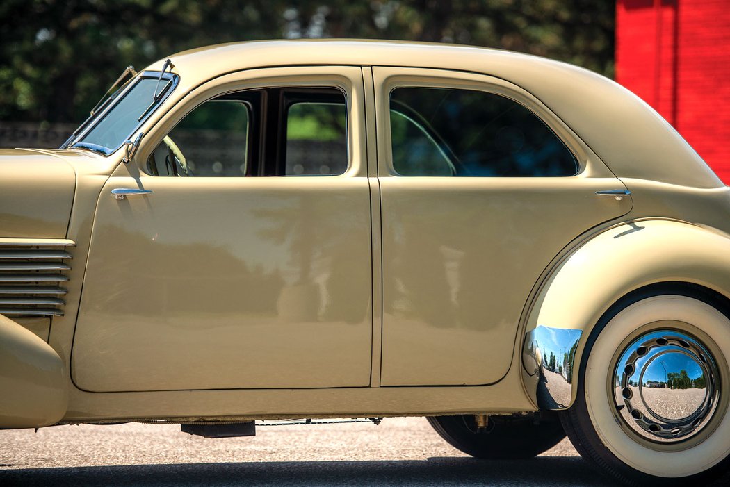 Cord 812 Beverly Sedan Bustleback (1937)