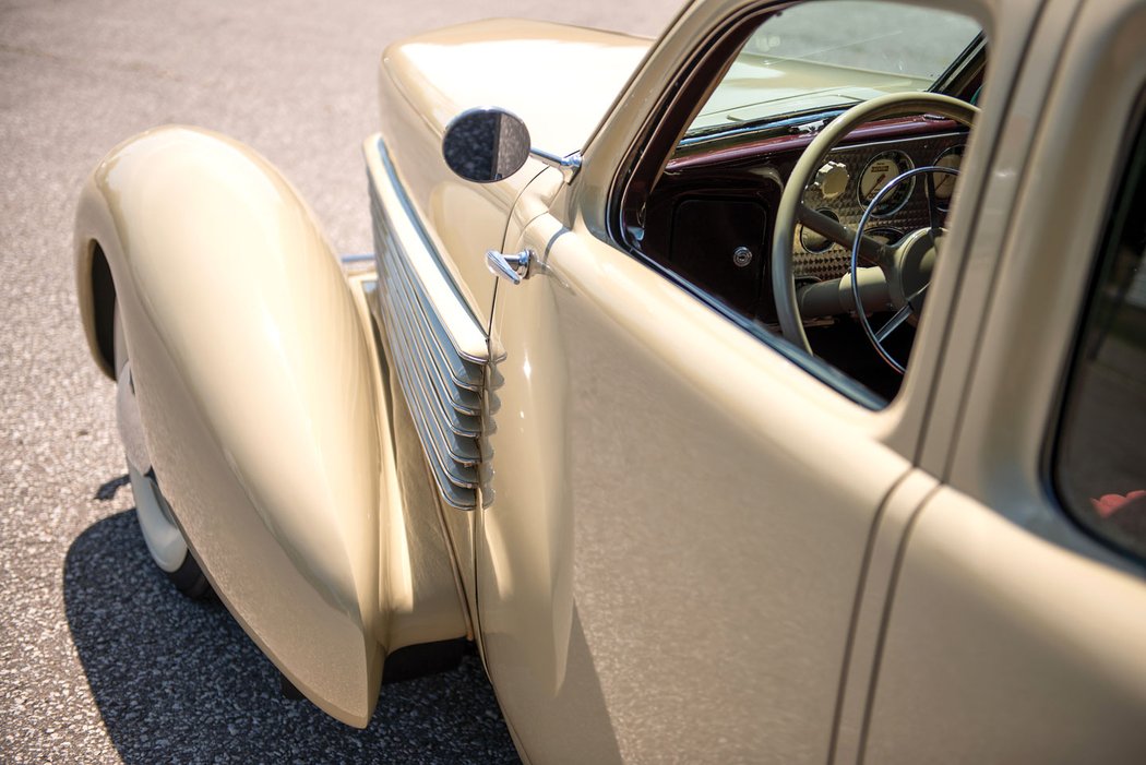 Cord 812 Beverly Sedan Bustleback (1937)