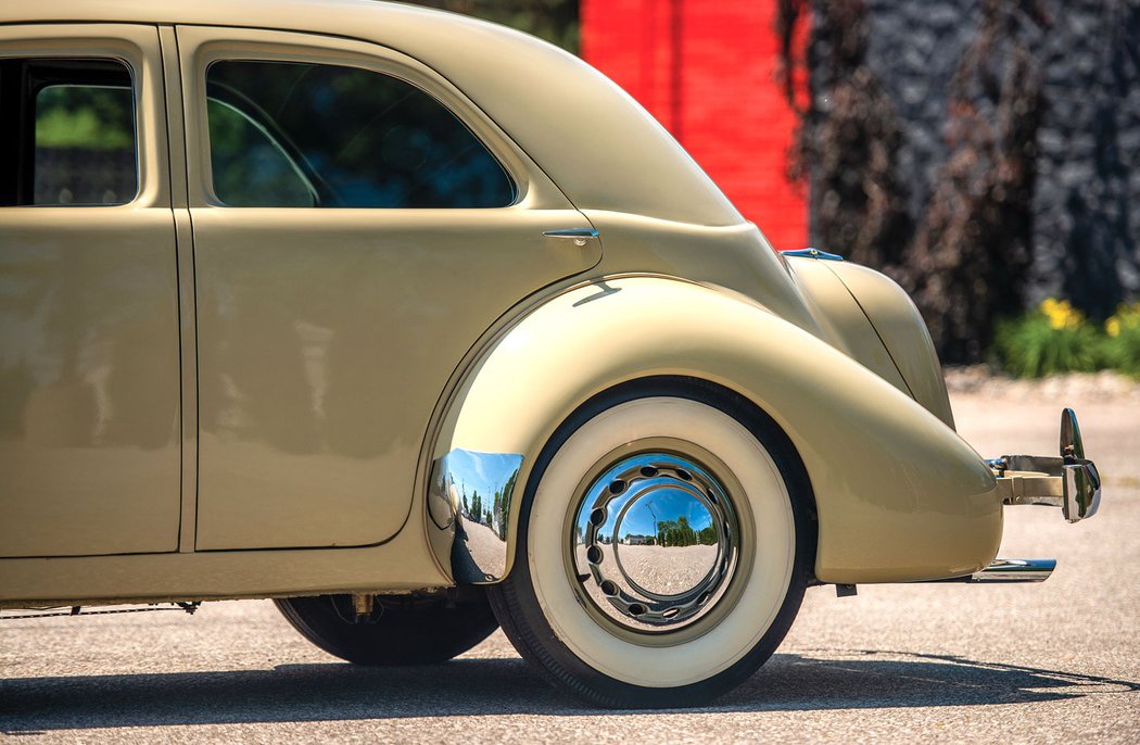 Cord 812 Beverly Sedan Bustleback (1937)