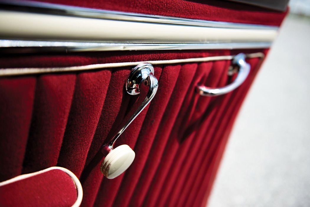 Cord 812 Beverly Sedan Bustleback (1937)