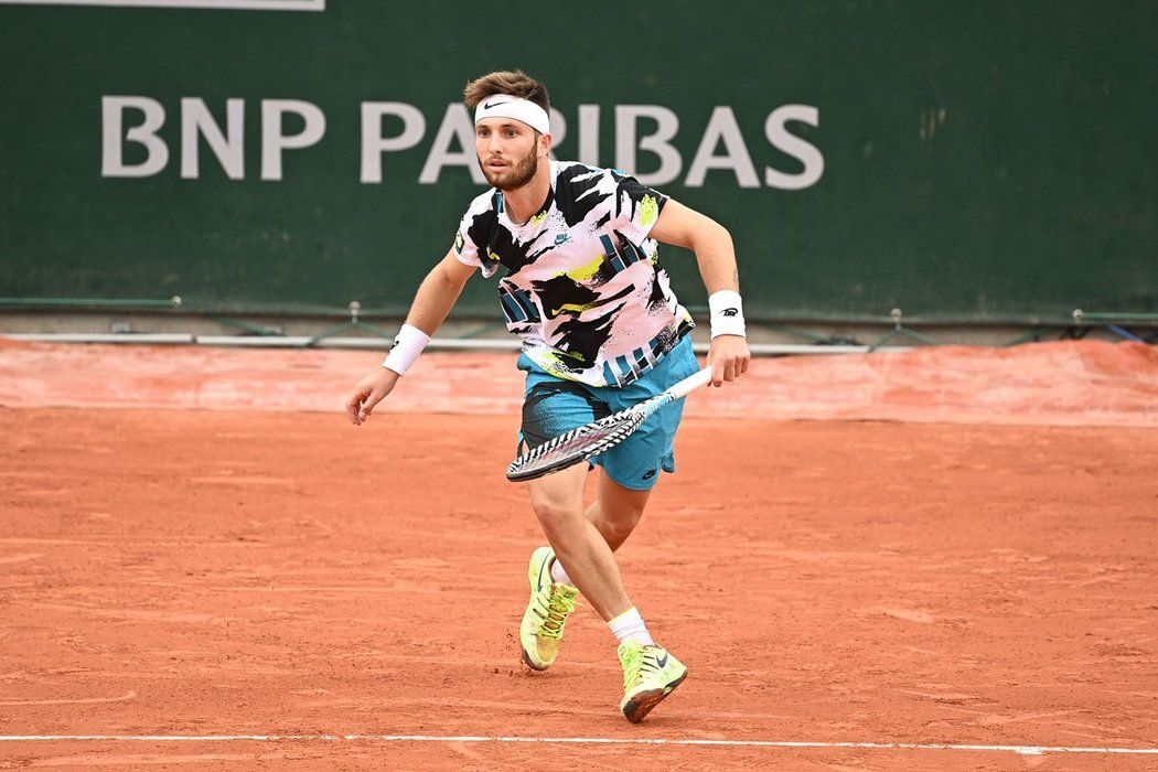 Corentin Moutet během šestihodinové bitvy na Roland Garros