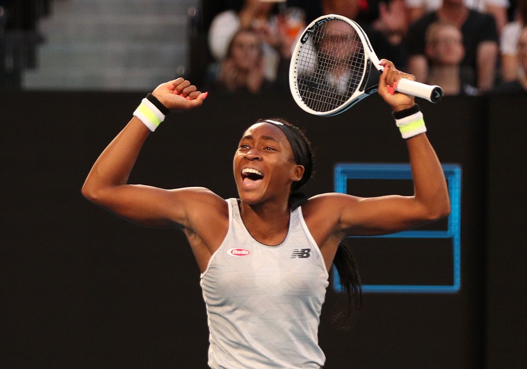 Teprve patnáctiletá Američanka Cori Gauffová vyřadila na Australian Open loňskou šampionku Naomi Ósakaovou.