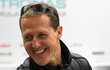 Michael Schumacher se zatím dorozumívá jen mrkáním očima.