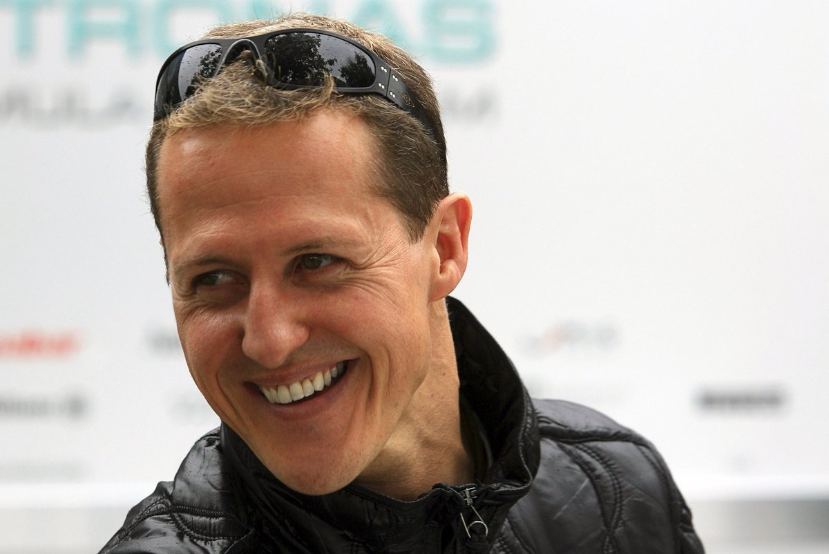 Michael Schumacher se zatím dorozumívá jen mrkáním očima.