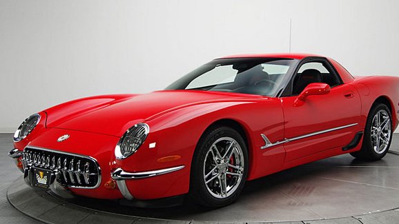 Rudá Corvette Z06 z roku 2001 vypadá trochu jako model 1953. A je k mání