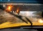 Video: Corvette se na dálnici málem utopila