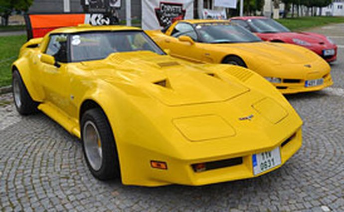 Prahou projíždělo na 150 vozů Corvette (video)