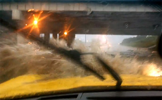 Video: Corvette se na dálnici málem utopila