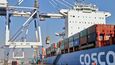 Německá vláda rozhodla, že čínské rejdařské společnosti Cosco umožní získat podíl v jednom z terminálů v hamburském přístavu.