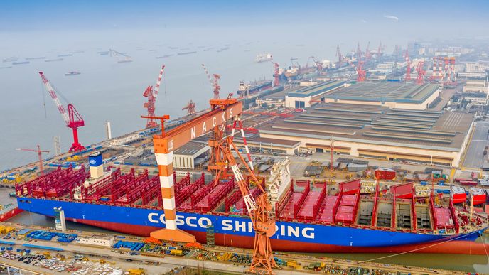 Německá vláda rozhodla, že čínské rejdařské společnosti Cosco umožní získat podíl v jednom z terminálů v hamburském přístavu.
