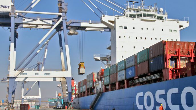 Čínská skupina Cosco vstoupila do hamburského přístavu.