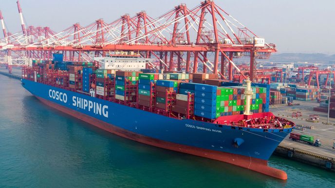 Čínská společnost Cosco úspěšně nakupuje podíly v evropských přístavech. Odborníci varují, že Čína svůj vliv využije.