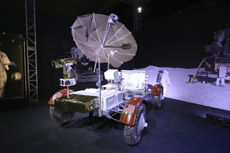 Terénní měsíční průzkumné vozidlo Lunar Rover bylo používáno v závěru programu Apollo. Byly jím vybaveny celkem tři lety Apollo s číselným označením 15, 16 a 17.