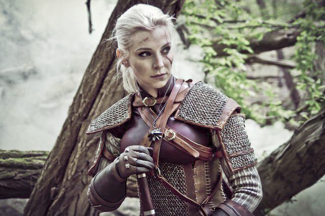 Zaklínač Geralt v ženské verzi v podání novinářky, moderátorky a cosplayerky Alžběty Trojanové.