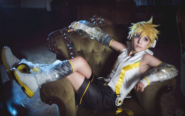 Jedna z nejznámnějších českých cosplayerek, Tawii Szöllösy jako Kagamine Len.