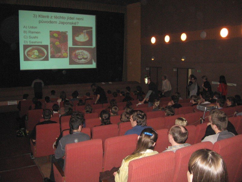 Publikum Animekvízu na druhém ročníku Animefestu v roce 2005.