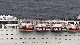 Tato fotografie ukazuje připravené záchranné čluny