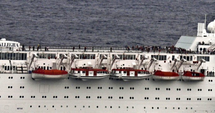 Tato fotografie ukazuje připravené záchranné čluny