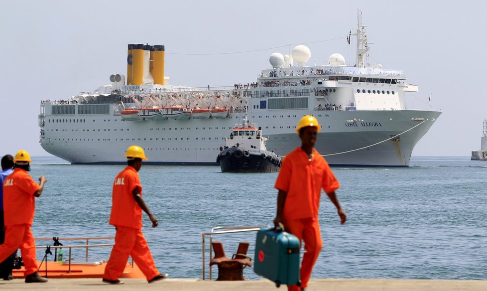 Costa Allegra těsně před přistáním v přístavu na Seychelách