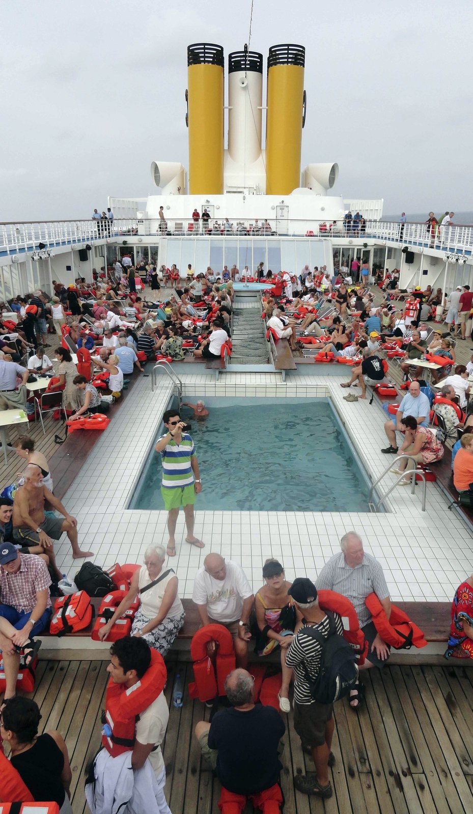 Pohled na palubu lodi Costa Allegra, většina cestujících měla na sobě i přes velké vedro vesty