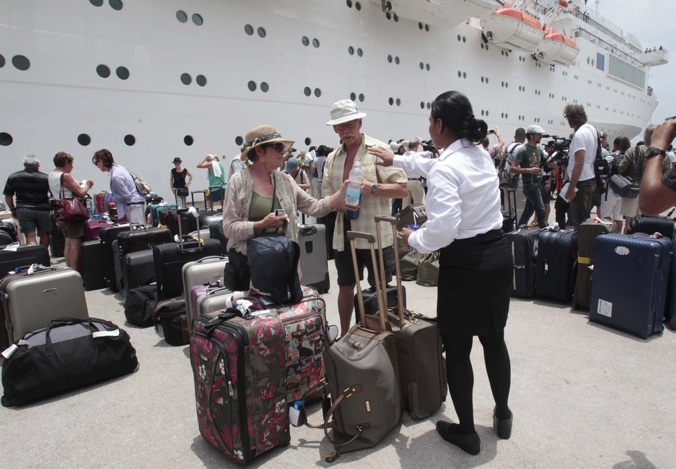 Cestujících se okamžitě ujali zaměstnanci společnosti Costa Cruises