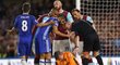 Útočník Chelsea Diego Costa nešetrně sundal brankáře West Hamu, červené ale unikl