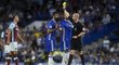 Útočník Chelsea Diego Costa dostal žlutou kartu za protesty