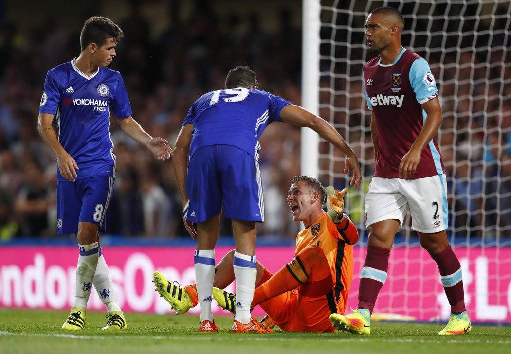 Útočník Chelsea Diego Costa nešetrně sundal brankáře West Hamu, červené ale unikl