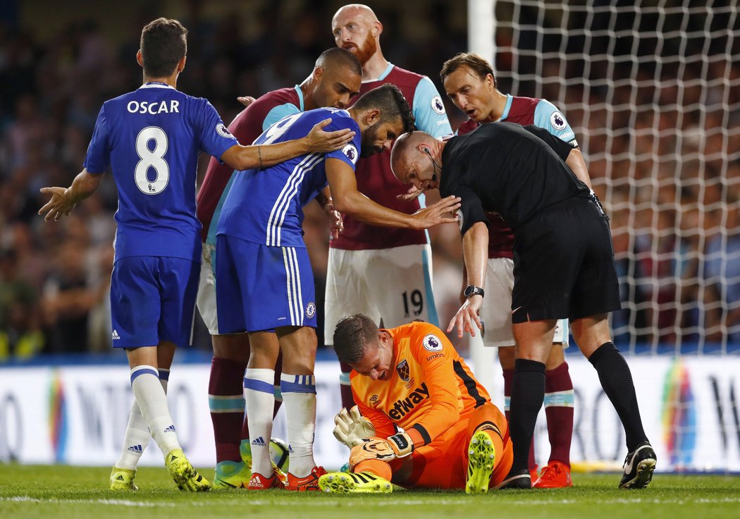 Útočník Chelsea Diego Costa nešetrně sundal brankáře West Hamu, červené ale unikl