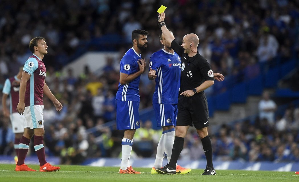 Útočník Chelsea Diego Costa dostal žlutou kartu za protesty