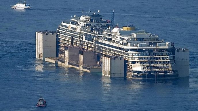 Costa Concordia a její konvoj míří do Janova