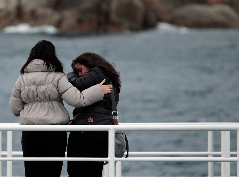 Smutek pozůstalých rok poté: Přesně před rokem zemřelo 32 lidí na lodi Costa Concordia
