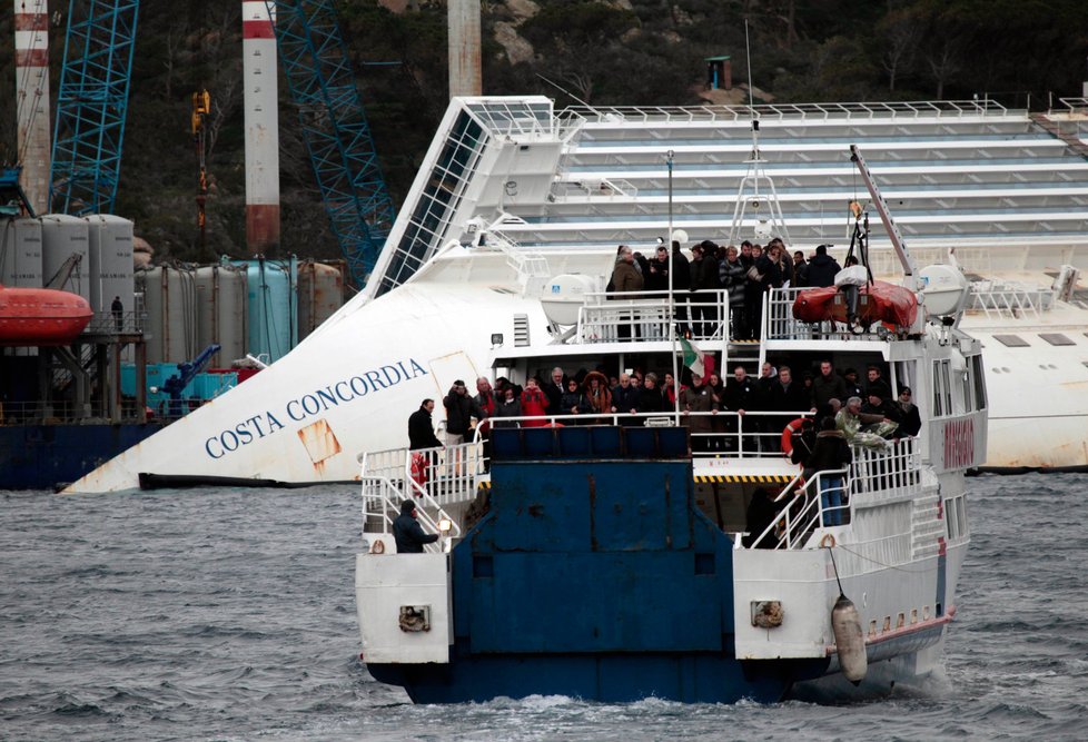 Účastníci pietní akce u vraku lodi Costa Concordia