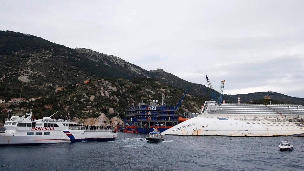 Vrak lodi Costa Concordia by měl být od toskánských břehů odstraněn do září