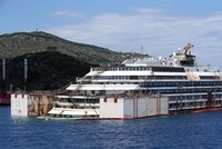 Costa Concordia míří do šrotu: Technici zahájili vyzvedávání vraku