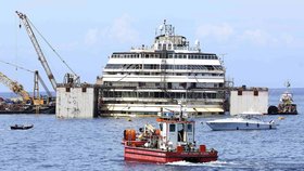 Technici začali vyzvedávat vrak výletní lodi Costa Concordia