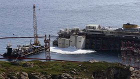 Vyzvedáváním havarované výletní lodi Costa Concordia začala složitá operace převozu lodi